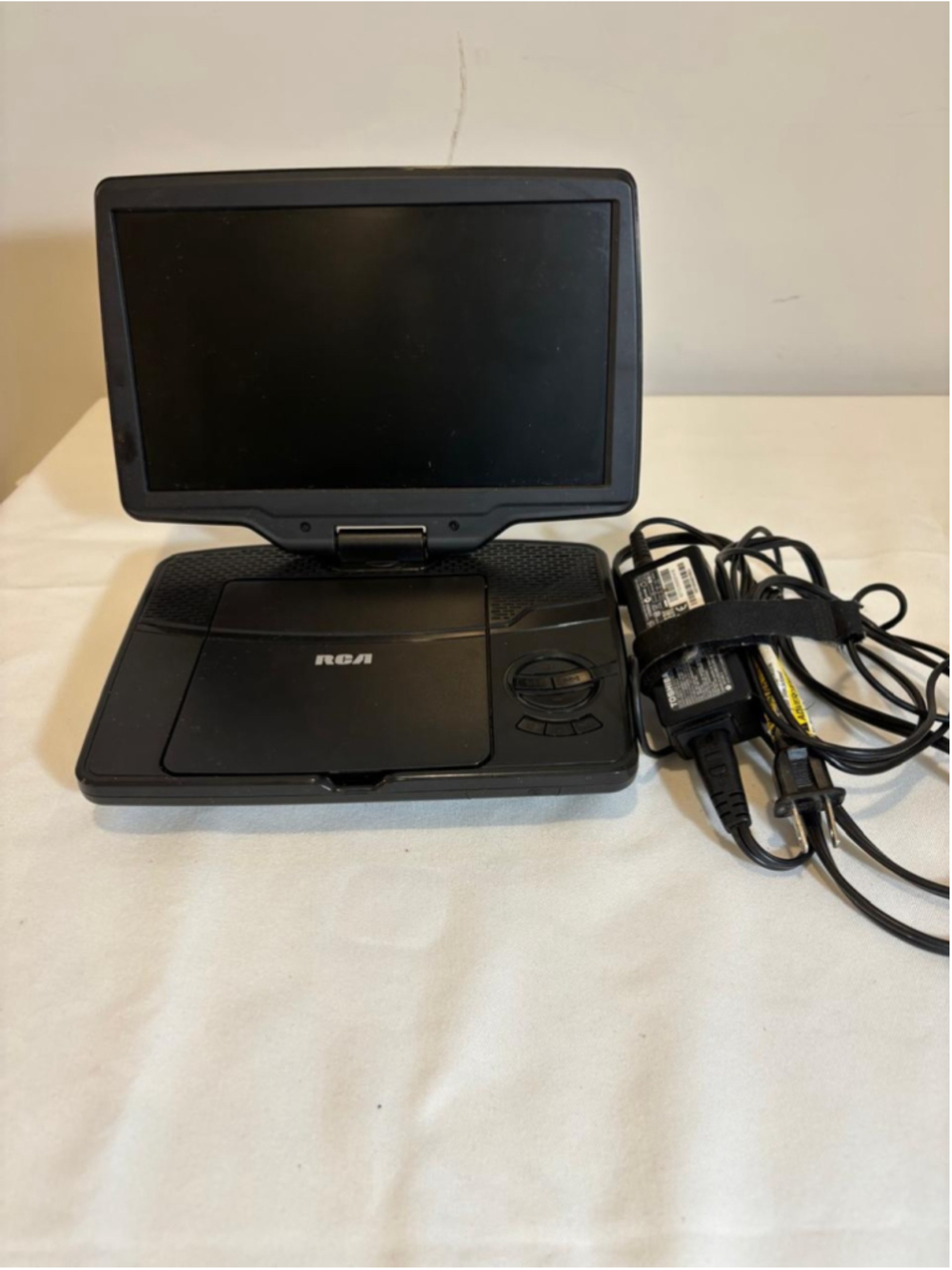 RCA Portable DVD Player Swivel Screen Tested Working w/ Power Adapter #C123